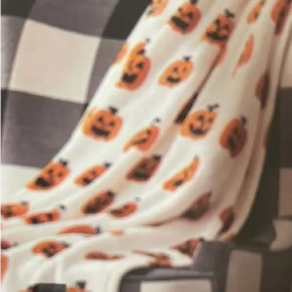 ‎HALLOWEEN PUMPKIN THROW